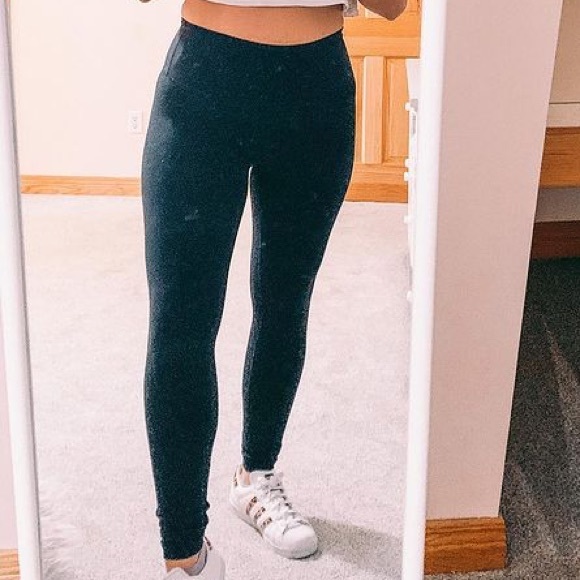 Lululemon Black Wunder Under Leggings - Picture 2 of 2